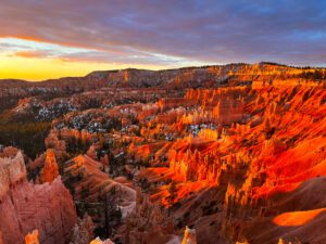 the sun rising over bryce canyon national park